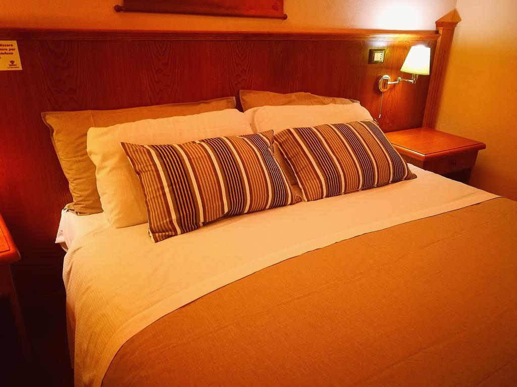 Casale Certosa Hotel Pavona Exterior photo
